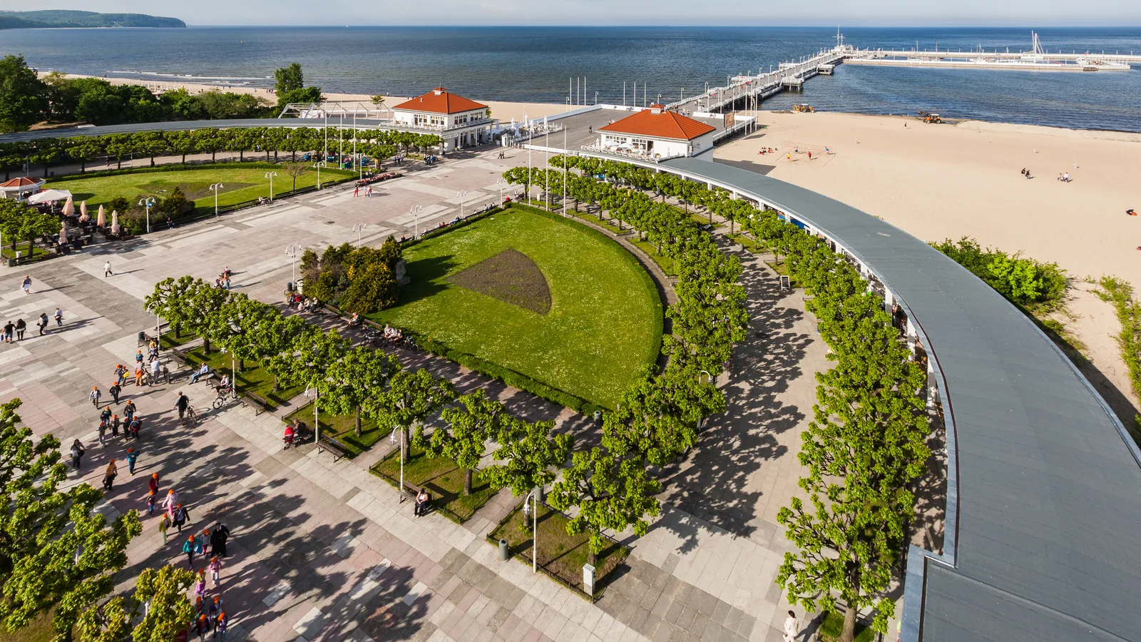 Molo w Sopocie z lotu ptaka: plac przed wejściem, plaża i pomost wchodzący w morze