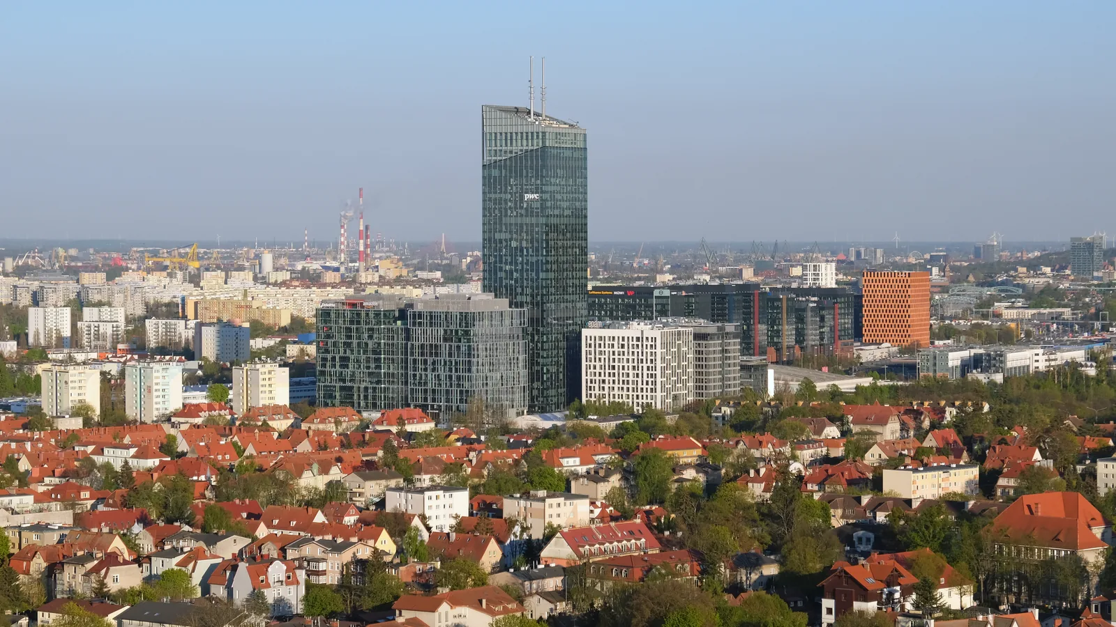 Wieżowiec Olivia Star nad dachami domów w gdańskiej Oliwie, widok ze wzgórza Pachołek