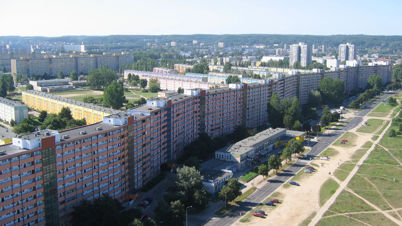 Falowiec przy ulicy Obrońców Wybrzeża w Gdańsku z lotu ptaka, obok ulica i trawniki